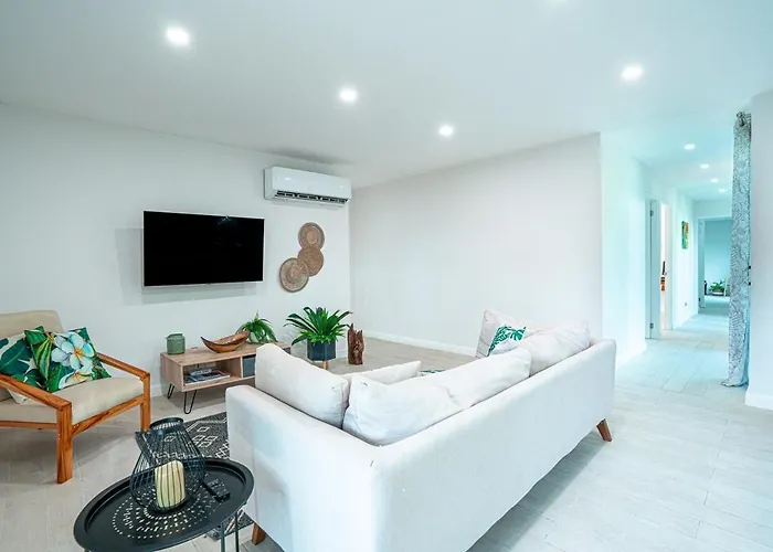Tropical 4br Retreat With Private Pool Ferienhaus
