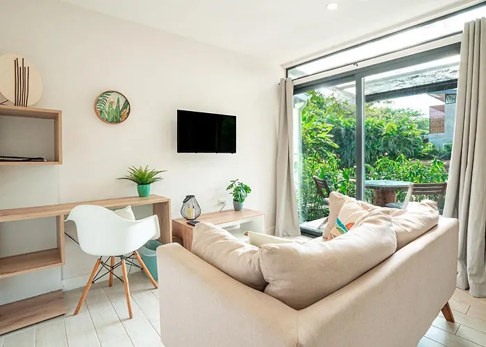 Tropical 4br Retreat With Private Pool