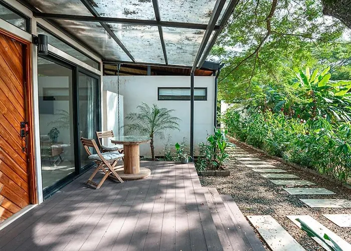 Tropical 4br Retreat With Private Pool Ferienhaus